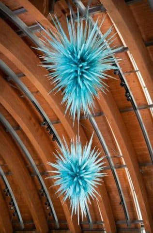 Dale Chihuly, Azure Icicle Chandelier, 2016, blown glass and steel, 210 in. × 105 in. × 101 in. (533.4 × 266.7 × 256.5 cm). Crystal Bridges Museum of American Art, Bentonville, Arkansas, 2019.11. Photography by Edward C. Robison III.